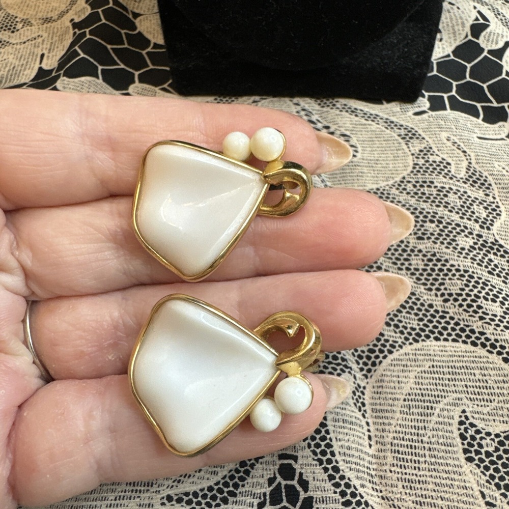 Rare Vintage Crown Trifari Hand Poured Milk Glass Clip On Earrings Gold Tone